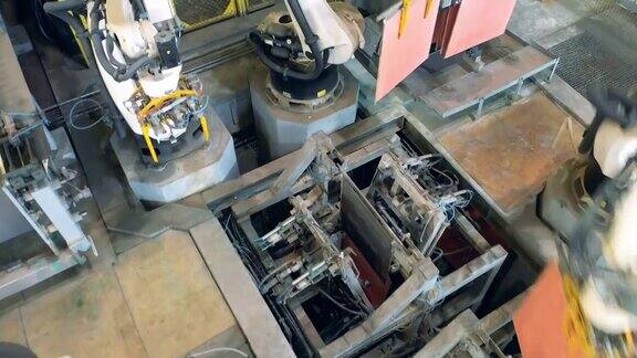 机器人机械综合体正在加工铜板