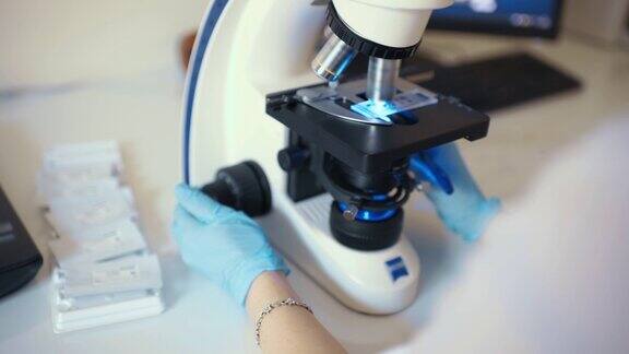 医生或科学家在显微镜下检查细菌