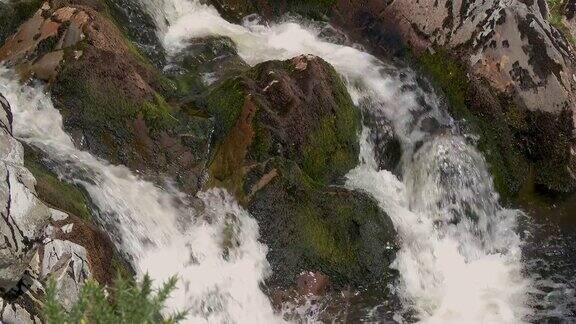 夏日午后苏格兰小河上的瀑布