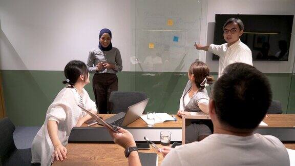 多种族的亚洲创意人员在会议室开会激发创造力
