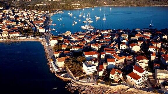克罗地亚滨海和海滨度假小镇Primosten的航拍全景