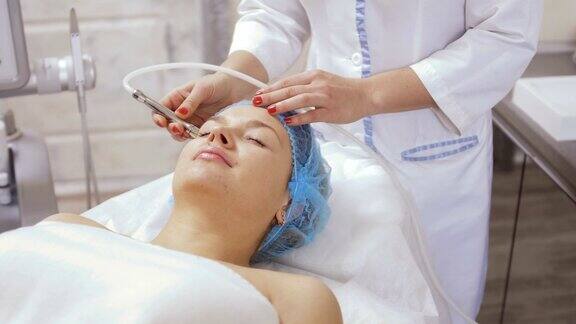 美容师用专业设备做年轻化手术