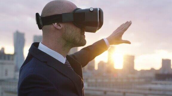商人在屋顶上戴着虚拟现实眼镜