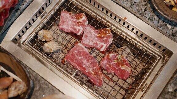 一对亚洲夫妇在木炭烤架上烧烤韩式或日式传统食品烧烤式烧烤