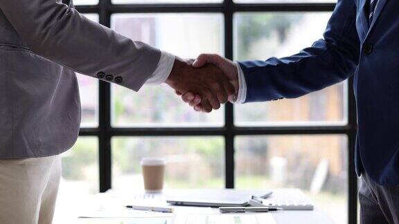 握手商务人士在讨论商务协议后握手