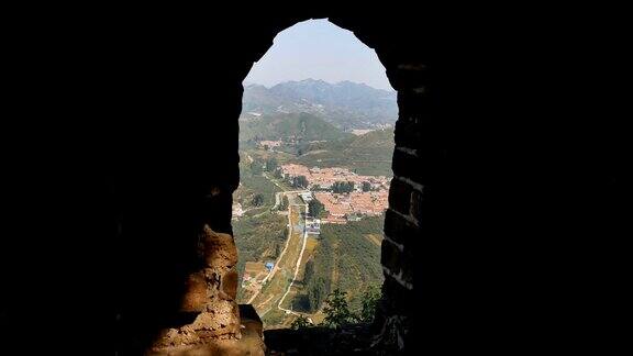 中国古代长城遗址的烽火台裂缝