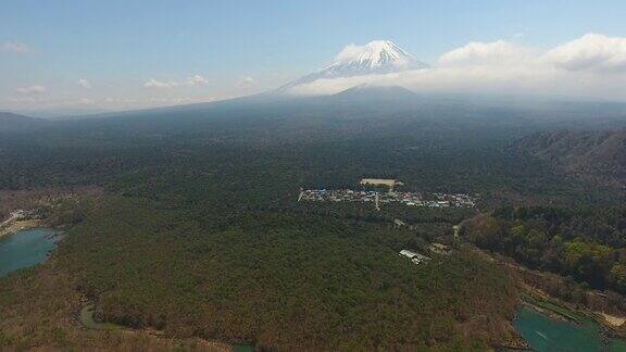 富士山从正二湖与蓝天日本富士航拍视频