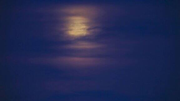 月亮穿过云层移动光和影是不可预测的