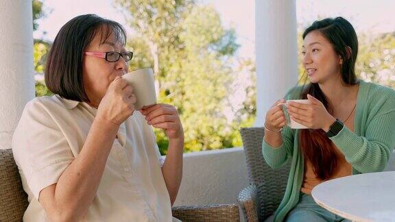 一对母女在阳台上喝咖啡的4k视频