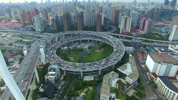 现代城市中城区现代桥的鸟瞰图