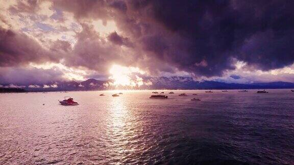戏剧性的日落在太浩湖上的船-鸟瞰图