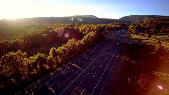 位于新泽西州和宾夕法尼亚州边界的特拉华水峡附近的I-80哥伦布高速公路无人机拍摄的视频