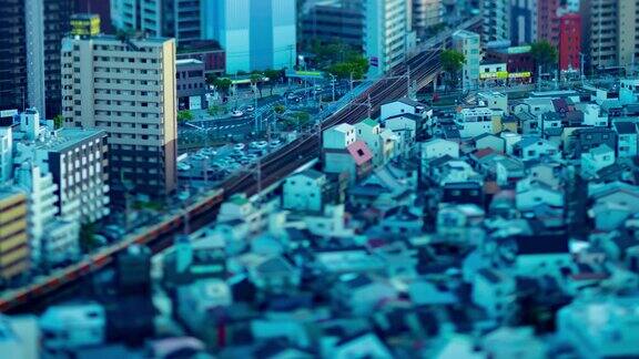 大阪铁路附近的高角度微缩城市景观黄昏延时倾斜