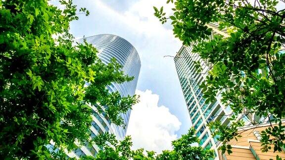延时:首都的自然天空中的企业建筑和阳光
