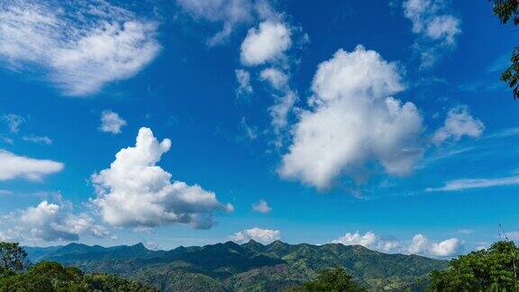 美丽的热带山脉和蓝天与移动的云时间流逝的视频