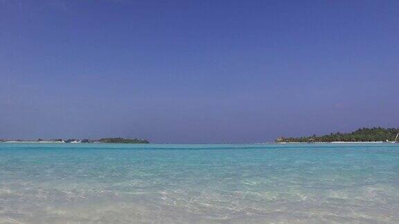 马尔代夫海滩上的蓝色海水泻湖