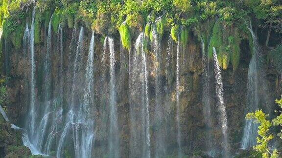 Plitvice湖国家公园内的绿色森林里的瀑布的慢动作拍摄