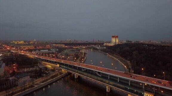 俄罗斯傍晚照亮莫斯科市内著名的交通河桥空中全景4k