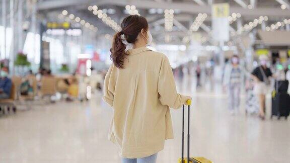 国际机场航站楼亚洲美女带着行李走在机场