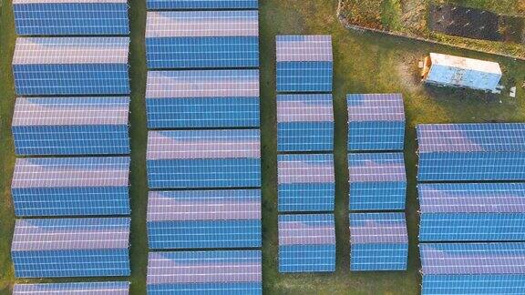 大型可持续发电厂鸟瞰图一排排太阳能光伏电池板用于生产清洁的生态电能零排放的可再生电力