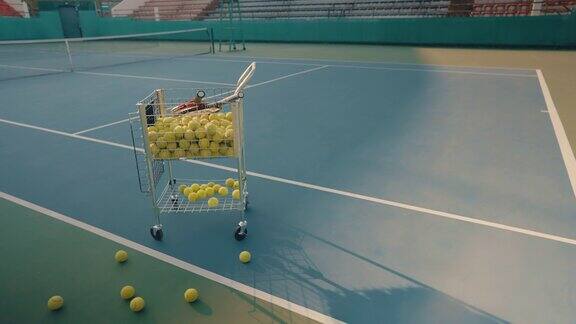 混凝土球场上的网球设备