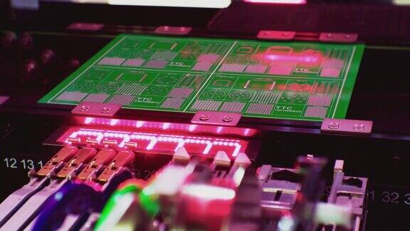 用于生产微电子用印刷微电路的工作工业设备特写镜头生产流程
