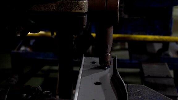 自动点焊机是将螺母焊接到汽车零件上的一种设备