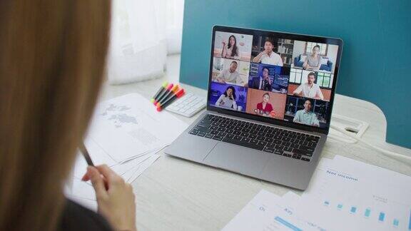 商务女性使用视频通话应用程序远程会议讨论在线项目