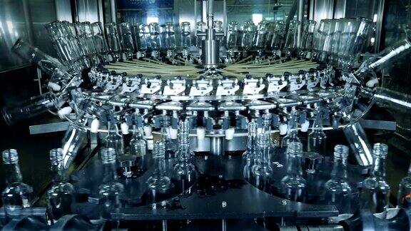 全自动机器在酒精生产工厂清洗瓶子