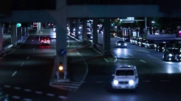 东京城市街道上的微型交通堵塞的夜间时间推移倾斜