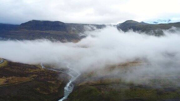 从冰岛山上鸟瞰云层