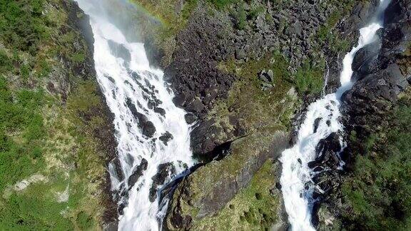 挪威的急瀑布鸟瞰图夏季时间..Latefoss是一个强大的双瀑布著名的观光