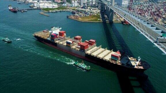 到香港货柜码头的货柜船