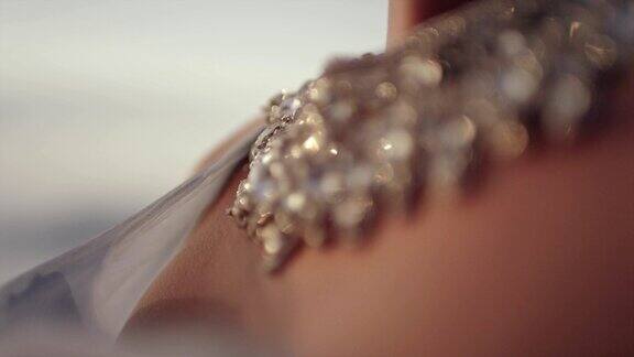 浪漫的女孩穿着长裙享受着风珠宝的细节