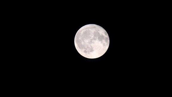 九月的傍晚日落后的夜空中出现一轮满月