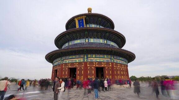 时间的推移人们在天坛徘徊在周末北京