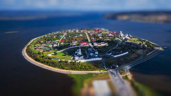 斯维亚日斯克岛镇的空中时间推移图Sviyazhsk小镇位于俄罗斯伏尔加河上的小岛上倾斜移位效果版本