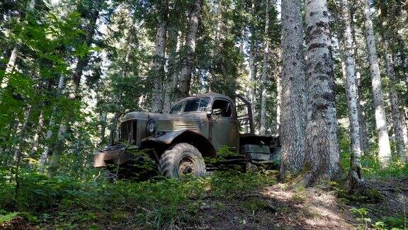 被遗弃在森林里的军用车辆