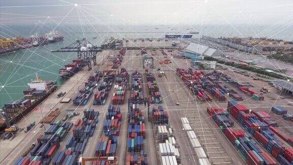 鸟瞰图集装箱船在国际货运港与未来的网络连接