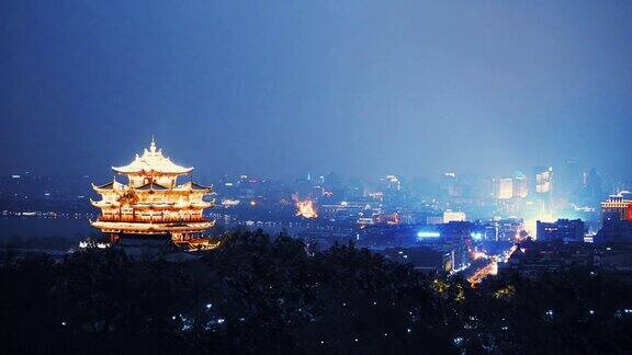 晚上杭州山上的古建筑