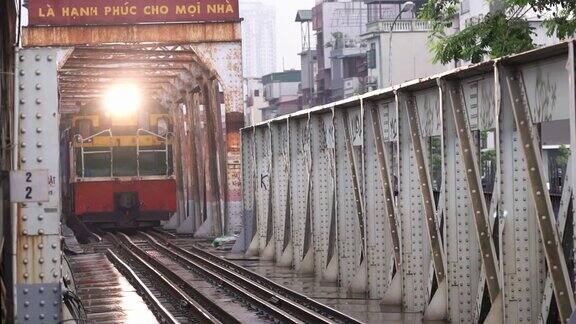 火车在龙边桥上运行这条铁路建得很长至今仍在越南河内运行