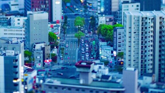 大阪城市街道上的高角度微缩城市景观的黄昏延时放大
