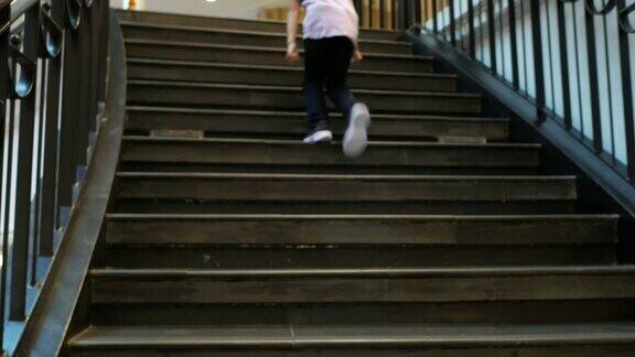 女孩跑上楼梯