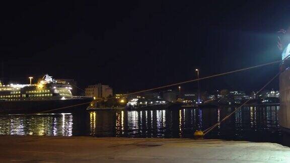雅典比雷埃夫斯港渡轮的全景夜景