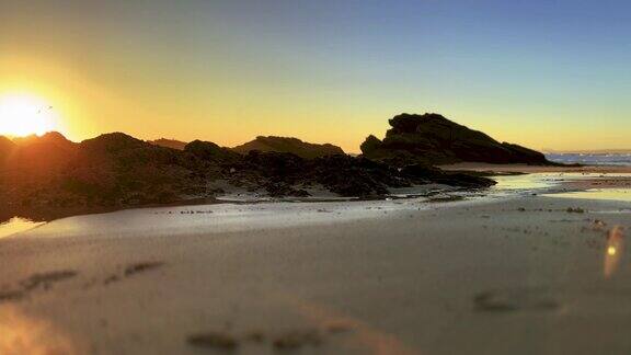 葡萄牙日落时海边沙滩上的视频