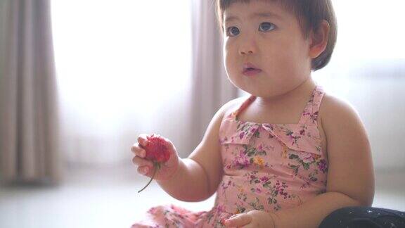 小女孩高兴了喜欢在家吃草莓