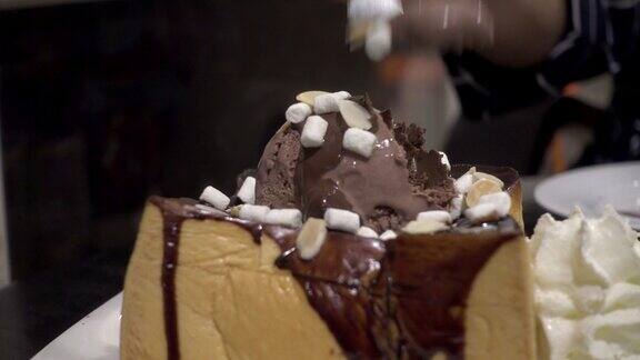 把巧克力冰淇淋浇在吐司上
