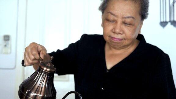 老妇人煮咖啡