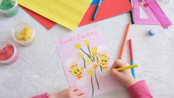 孩子们用彩色的纸制作复活节彩蛋和花卡片