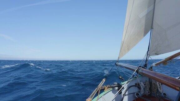 船沿着波涛汹涌的阳光明媚的蓝色海洋航行